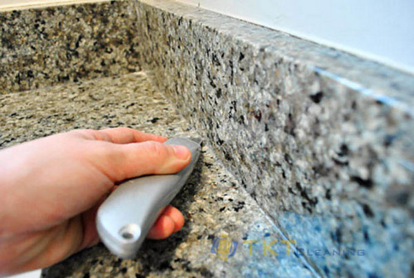 làm sạch silicon trên đá granite